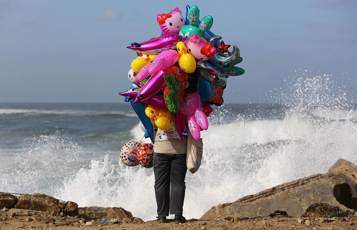 Торговец воздушными шарами на пляже в секторе Газа. Палестина.	