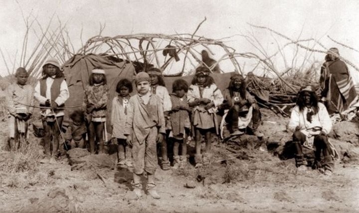 Белый мальчик среди индейцев, 1886