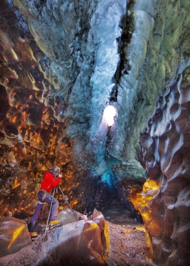 Отправившись в южную часть Ватнайёкюдля, можно увидеть потрясающе красивые пещеры, образовавшиеся в толще ледника в течение сотен лет.