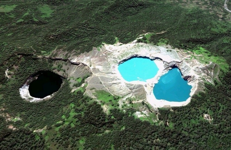 3. Разноцветные озёра вулкана Келимуту