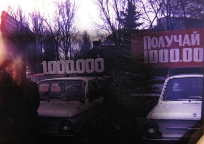8 января 1976 года с конвейера автозавода «Коммунар» сходит миллионный автомобиль марки ЗАЗ. Им стал Запорожец 968А белого цвета