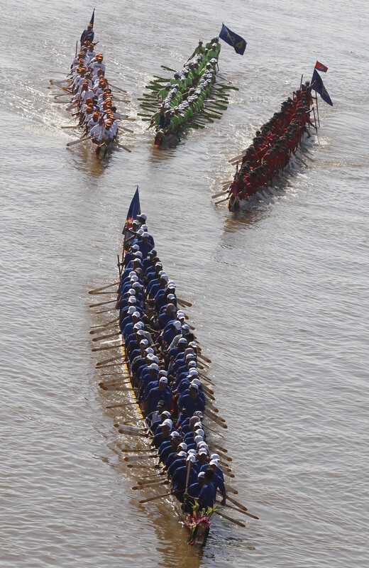 Традиционные заплывы весельных лодок на Фестивале воды в Пномпене, Камбоджа"