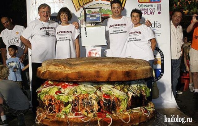 Крупнейший гамбургер весит 352 кг. США.