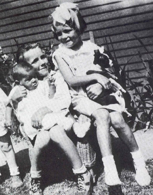 В 1946 году, когда Догерти вернулся домой, его жена уже была успешной моделью, и теперь ее звали Мэрилин Монро