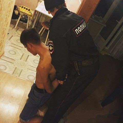 Полицейские абсолютно всегда навещают новоиспеченных 18-летних ребят 