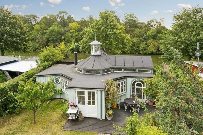 «Восьмиугольный» садовый домик с причудливой планировкой в Дании