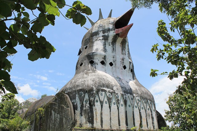 7. Заброшенная церковь в Индонезии