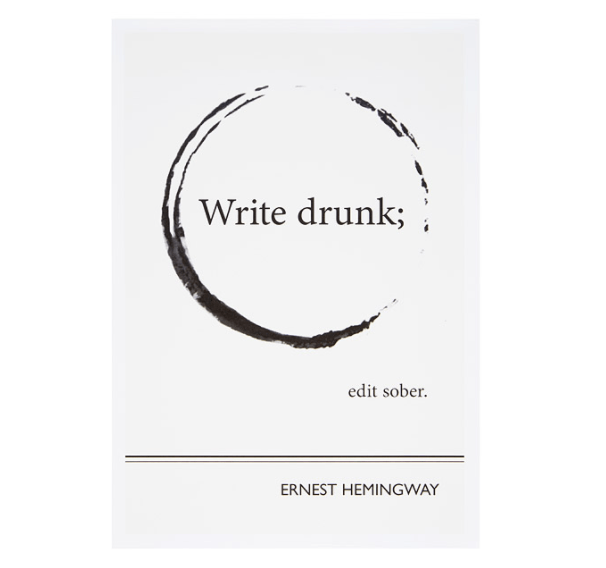 Плакат с цитатой Эрнеста Хемингуэя: «Пиши пьяным, редактируй трезвым»
