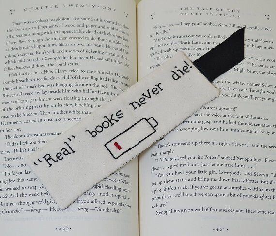 Необычная закладка: «Настоящие книги никогда не умирают!»