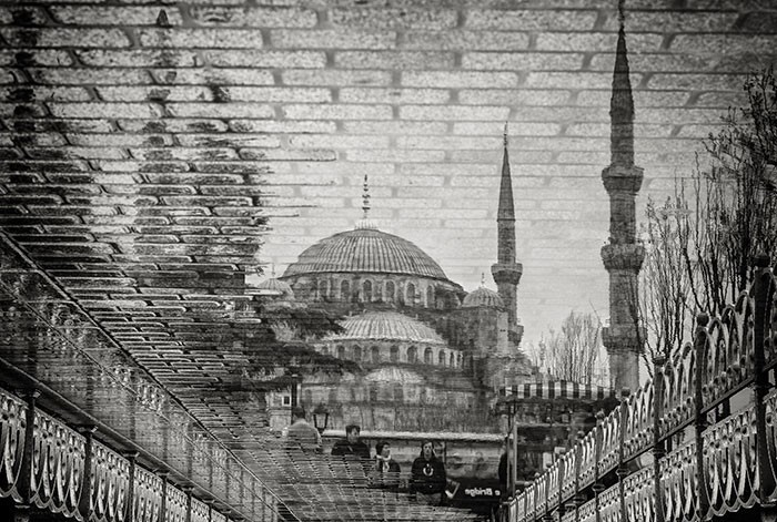 Идеальная оптическая иллюзия - Голубая мечеть, отразившаяся в брусчатке моста