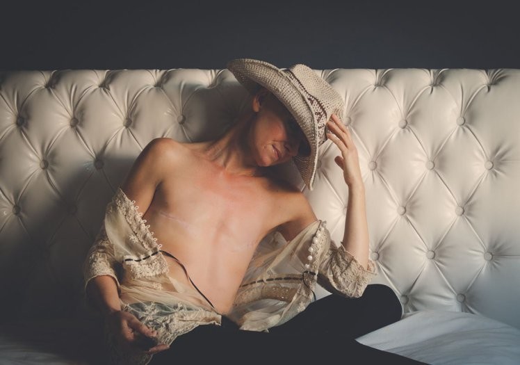 Восхитительная топлес-фотосессия женщины после двойной мастэктомии, которая отказалась от силиконовой груди 
