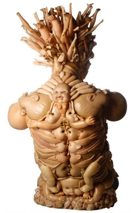 Австралийская художница Фрея Джоббинс создает человеческие тела из кукол, расчленяя последних