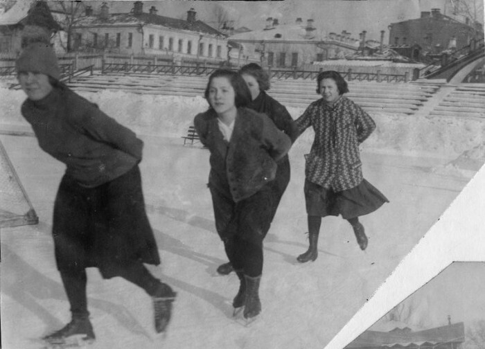 Работницы завода Каучук катаются на коньках. Москва, Хамовники, 1925 год