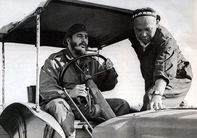 Кастро за рулем советского трактора на хлопковой плантации колхоза Кзыл Узбекистан