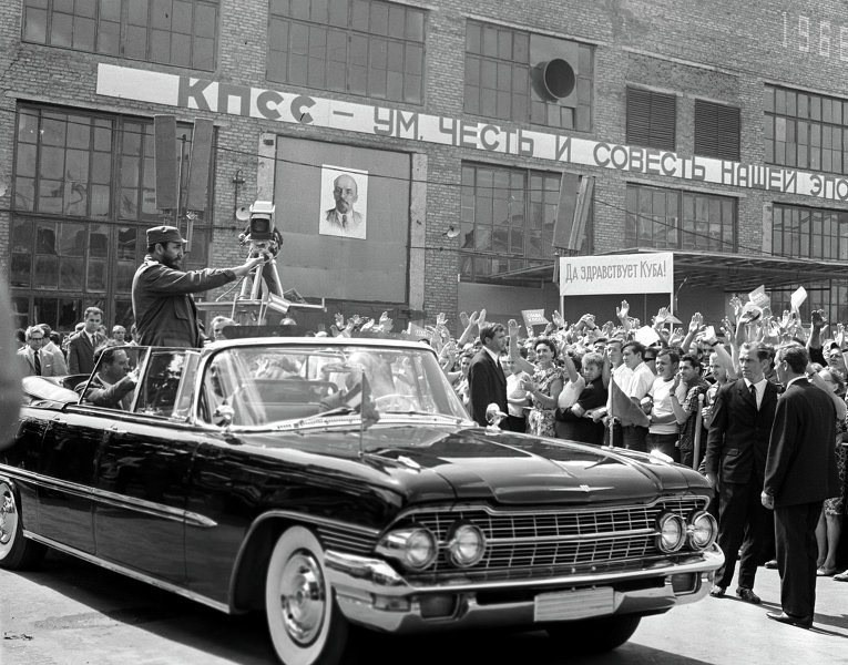 В начале 70-х Фидель Кастро посетил завод ЗиЛ: работники устроили праздничный митинг по этому поводу