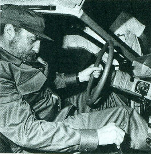 1984 год: Кастро изучает особенности нового переднеприводного хэтчбека ВАЗ-2108 во время закрытого показа