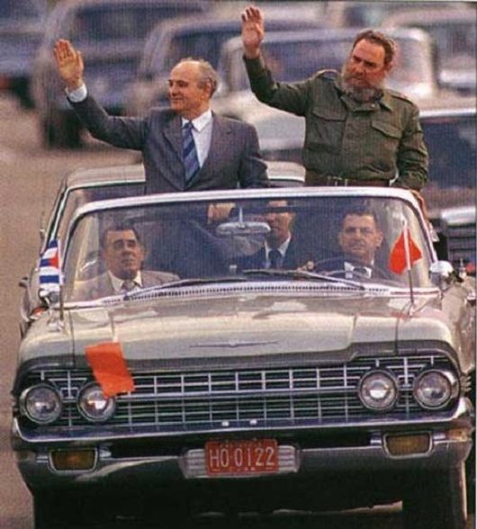 А это уже приезд Михаила Горбачева на Кубу: Фидель Кастро встречает гостя на советском правительственном кабриолете ЗиЛ-111Д