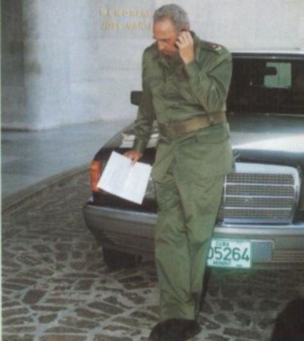 Кастро рядом с бронированным Mercedes-Benz W126, который до последнего времени был его основной служебной машиной