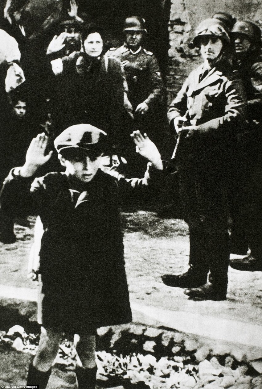 Нацистский ад: перепуганный мальчик с поднятыми руками был одним из почти полумиллиона евреев Варшавского гетто. Фотография была сделана в 1943 году.