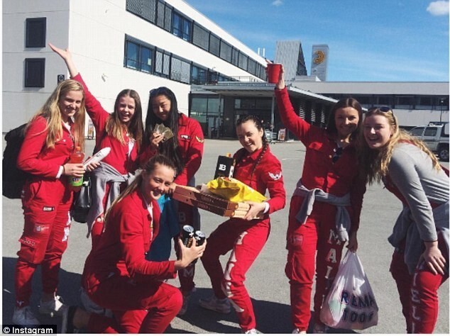 Норвежские выпускники развлекаются перед выпускными экзаменами