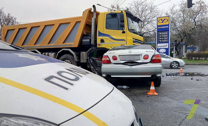 Авария дня.  ДТП с грузовиком возле аэропорта Одессы