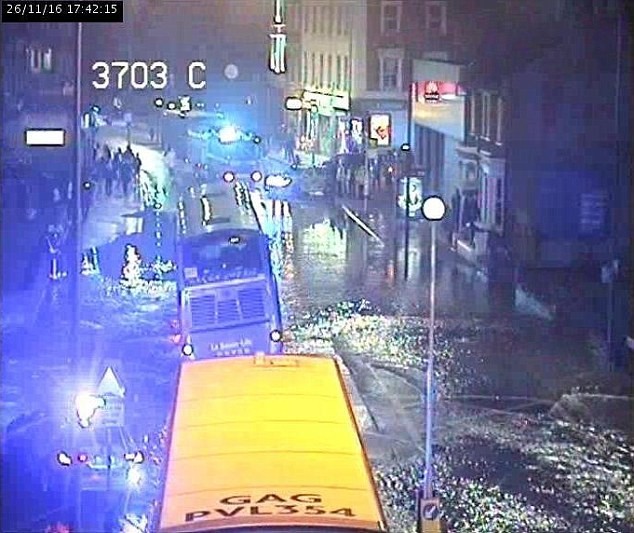 Потоп на улице и застрявший автобус: такого в Лондоне еще не видели