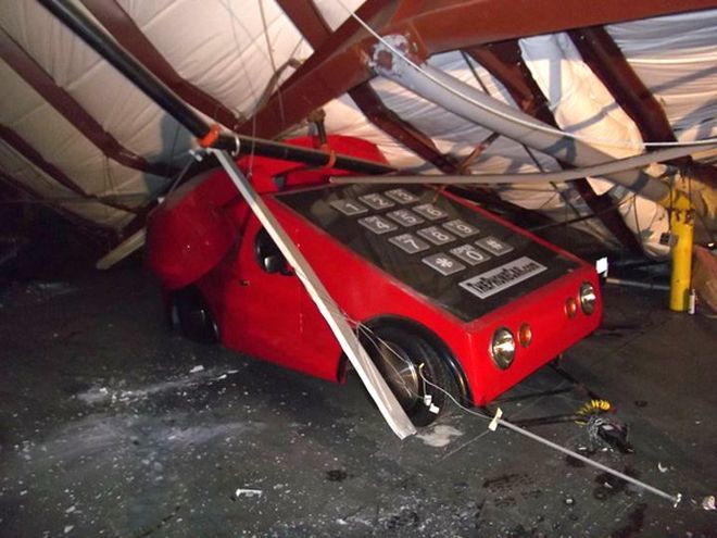 А единственная авария с ней произошла в 2011 году, когда на Phone Car из-за сурового снегопада рухнула крыша гаража, где стоял автомобиль.