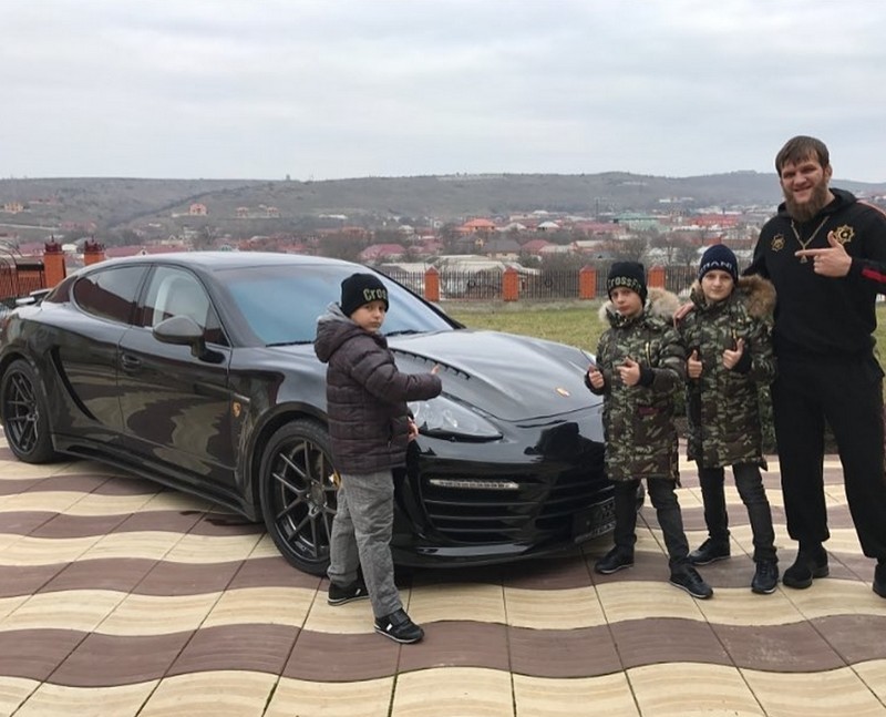 Боец UFC Эдилов получил в подарок от сыновей Кадырова Porshe Panamera