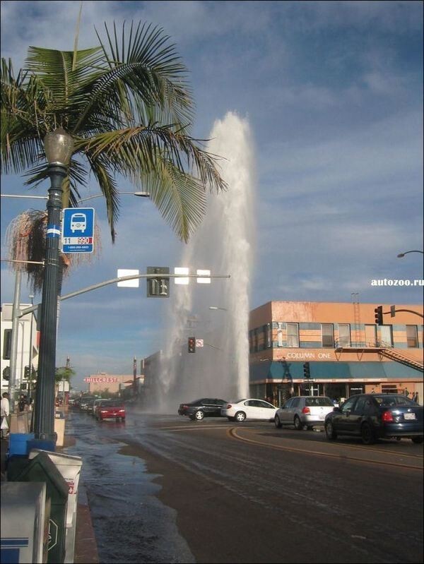 Итак, по американским мультфильмам, Вы все знаете, что пожарный гидрант выглядит вот так, и когда его сбивает машина, вверх бьет фонтан воды.
