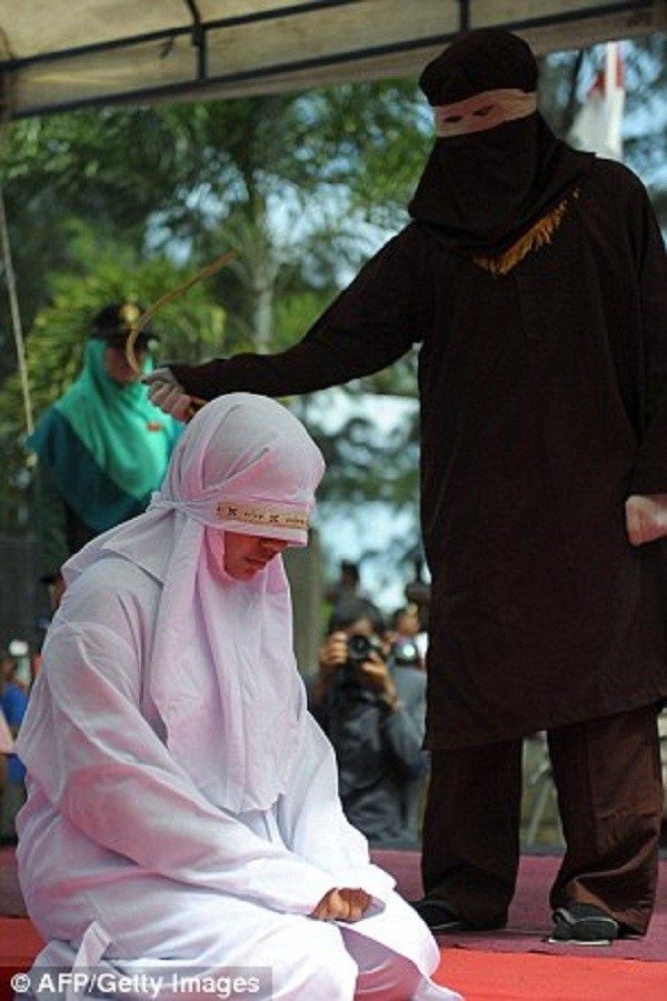 Кнут за любовь: как в Индонезии наказывают за адьюльтер
