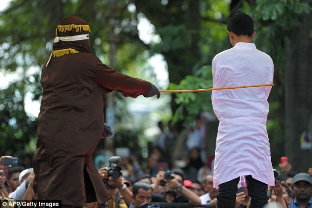 Кнут за любовь: как в Индонезии наказывают за адьюльтер