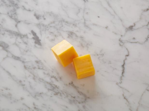 Сыр чеддер с низким содержанием жира Два 28-граммовых кубика = 100 калорий   