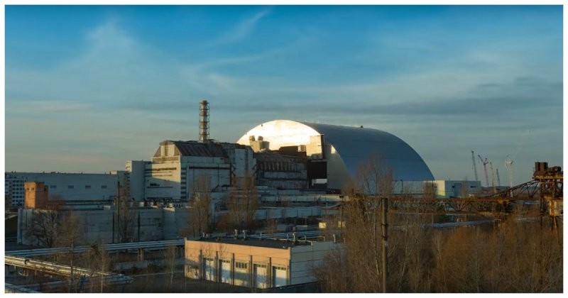 Это был удивительный подвиг инженеров! Самая большая из когда-либо построенных передвижных наземных конструкций накрыла четвертый энергоблок Чернобыльской АЭС  