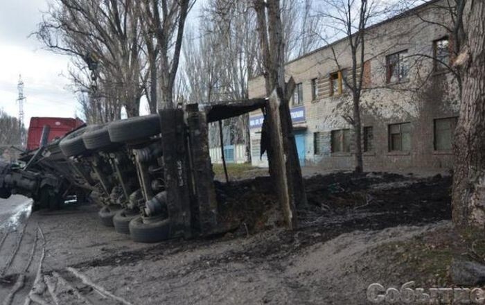  В Каменском перевернулся грузовик с фекалиями, забрызгав сервисный центр МВД