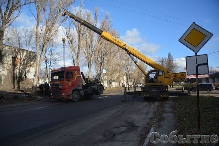  В Каменском перевернулся грузовик с фекалиями, забрызгав сервисный центр МВД