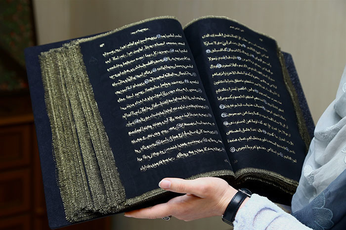 Азербайджанская художница переписала Коран золотом