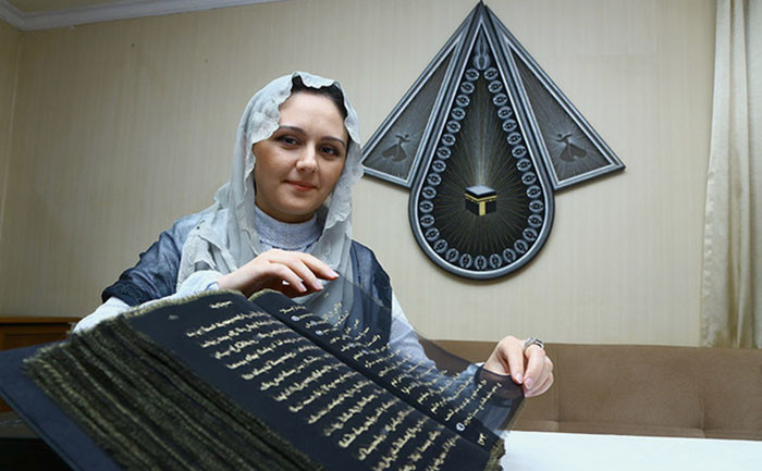 Азербайджанская художница переписала Коран золотом