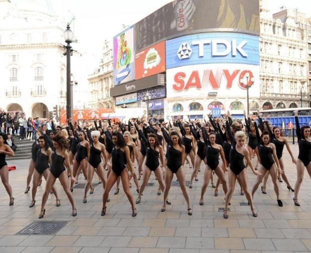 Флешмоб  - 100 девушек, танцующих на Пикадилли под песню Single Ladies