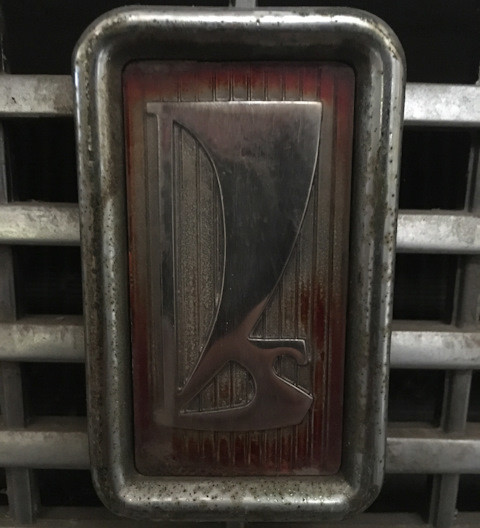 А вот эмблема выцвела, хотя машина всегда хранилась в гараже
