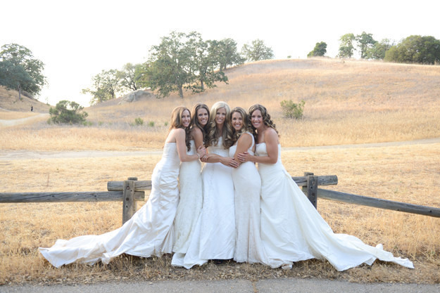 Пять сестер сфотографировались в свадебных платьях, чтобы поблагодарить своих родителей