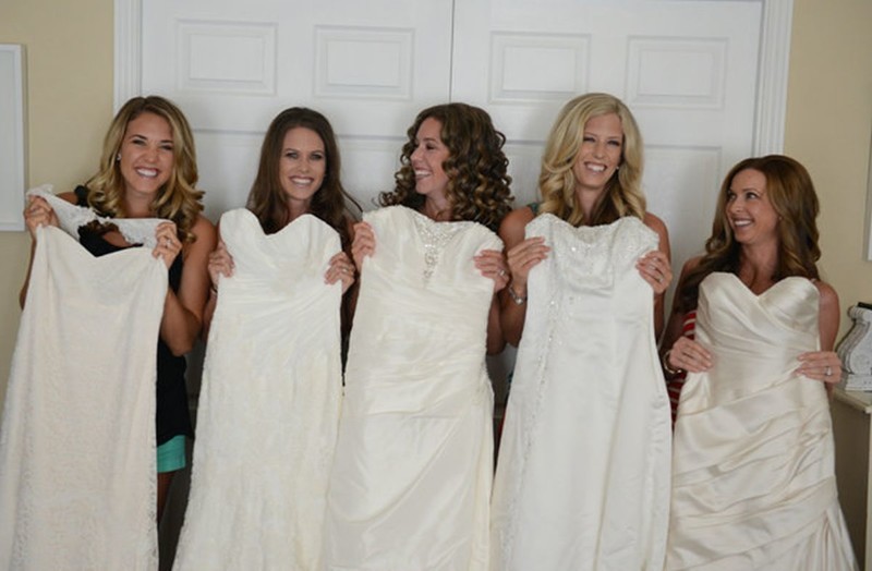 Пять сестер сфотографировались в свадебных платьях, чтобы поблагодарить своих родителей