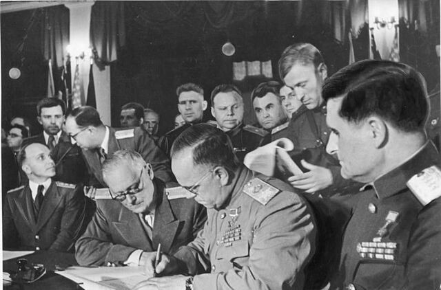 Подписание Акта о безоговорочной капитуляции Германии 8 мая 1945 года в 22:43 по центральноевропейскому времени (9 мая 0:43 по московскому времени), Карлсхорст (Берлин).