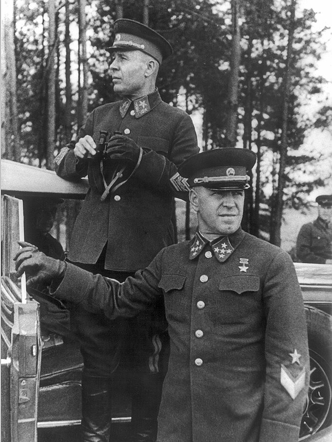Генерал армии Г.К.Жуков и нарком обороны СССР маршал С.К.Тимошенко на маневрах КОВО. 1940 год.