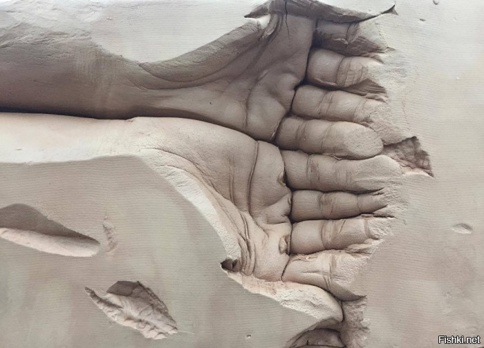 Скульптура "Песочные руки"