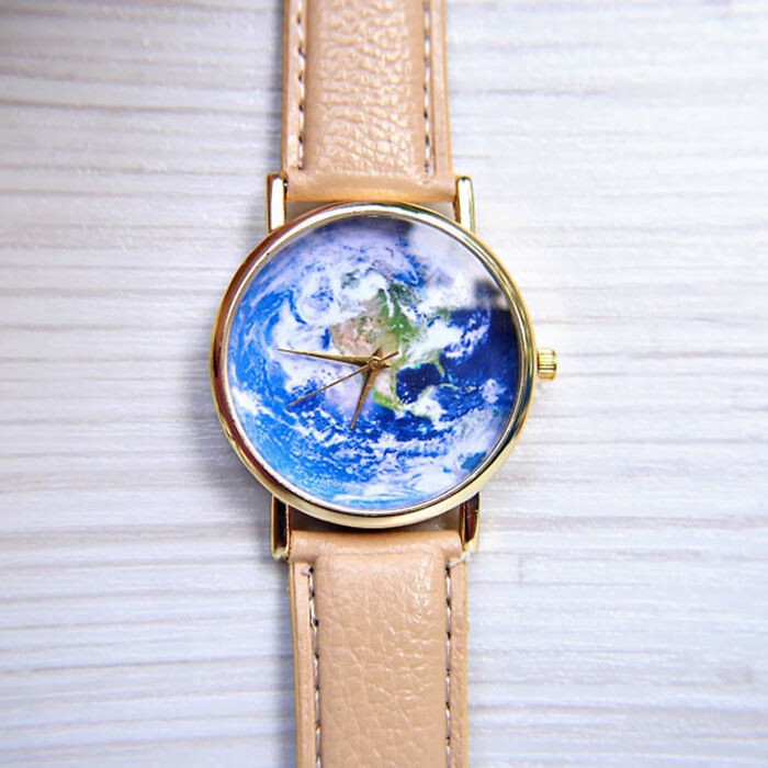 Часы с изображением Земли