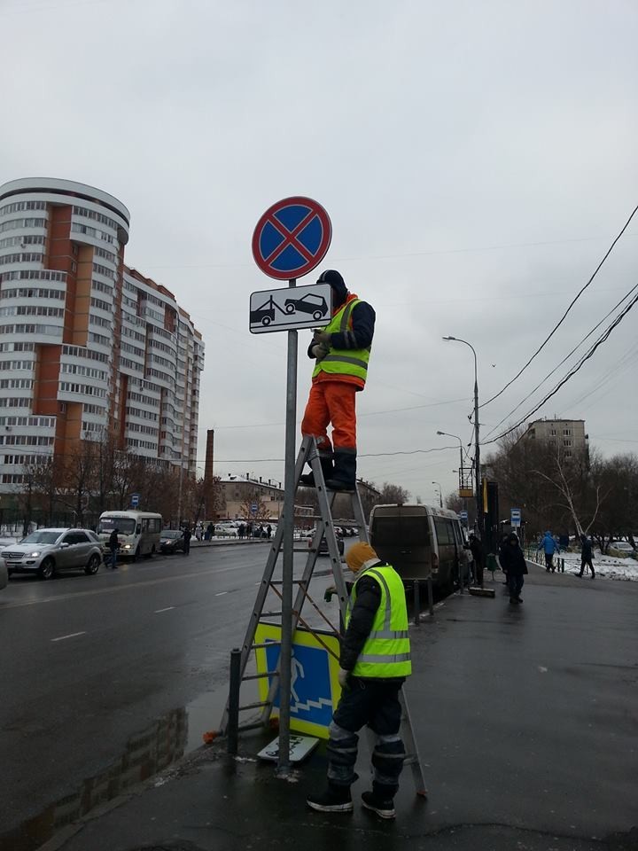 Две банды: одна прикручивает знаки, другая - грузит машины