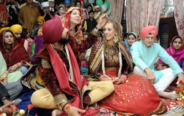 Игрок в крикет и актриса поженились на индийский манер