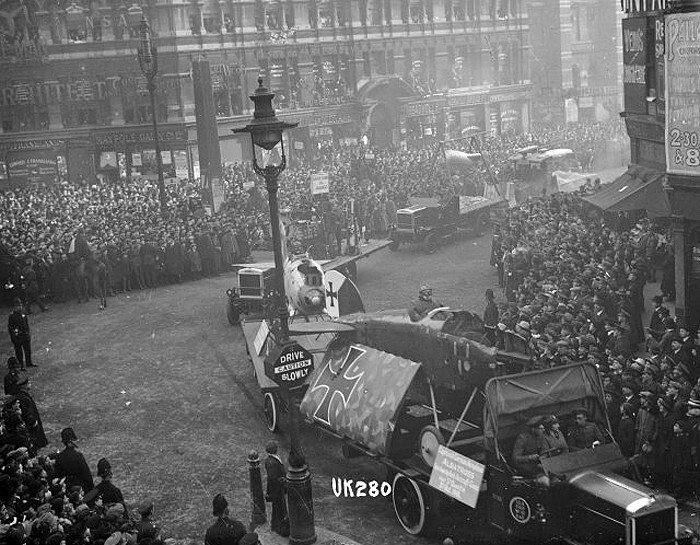 1918 год. Захваченные германские самолеты везут по Лондону.