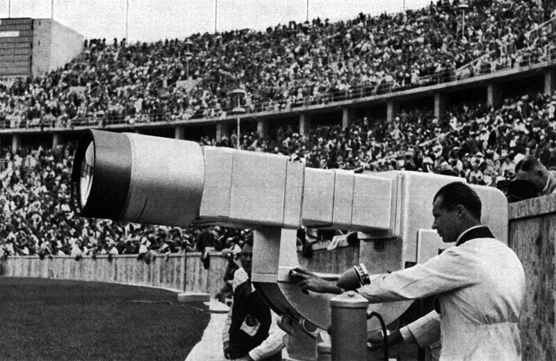 1936 год. Олимпиада в Германии. "Fernsehkanonen" – впервые открытие Олимпиады транслировалось по телевидению в прямом эфире. 25 больших экранов были установлены в различных местах в Берлине.