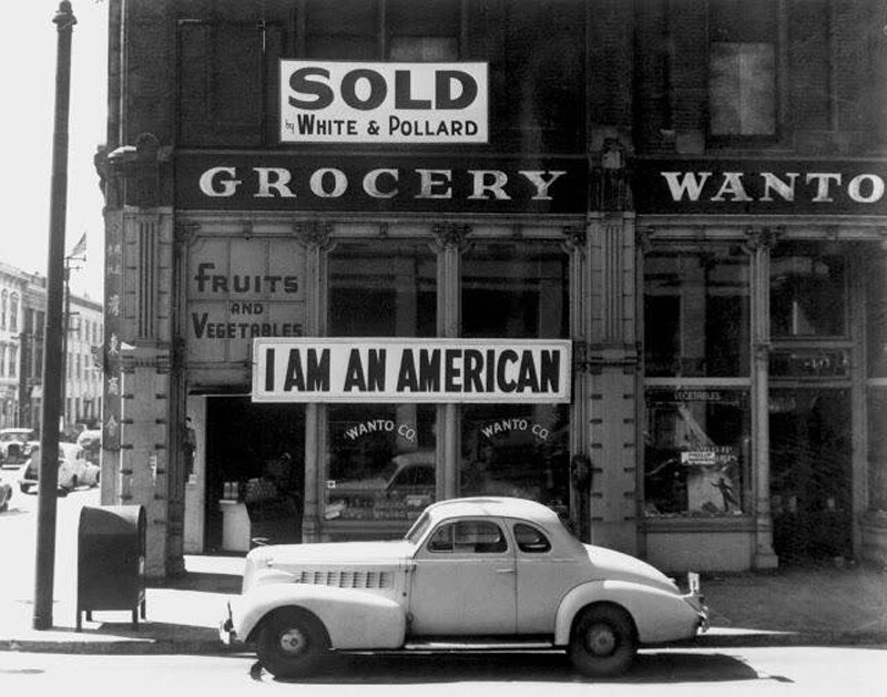 1942 год. "Я – американец". Вывеска на японском магазине после атаки на Перл Харбор